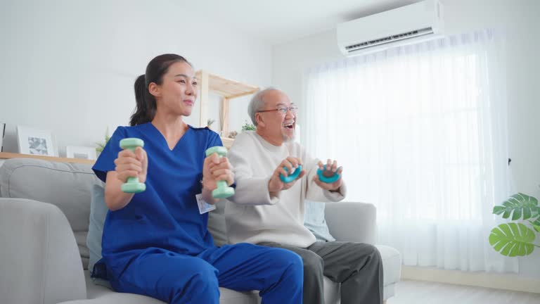 欧保健康护理员为上海长者提供居家护理服务